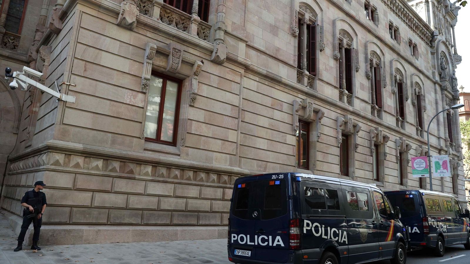 Foto: Furgonetas de la Policía Nacional ante el edificio de la Audiencia de Barcelona. (EFE)