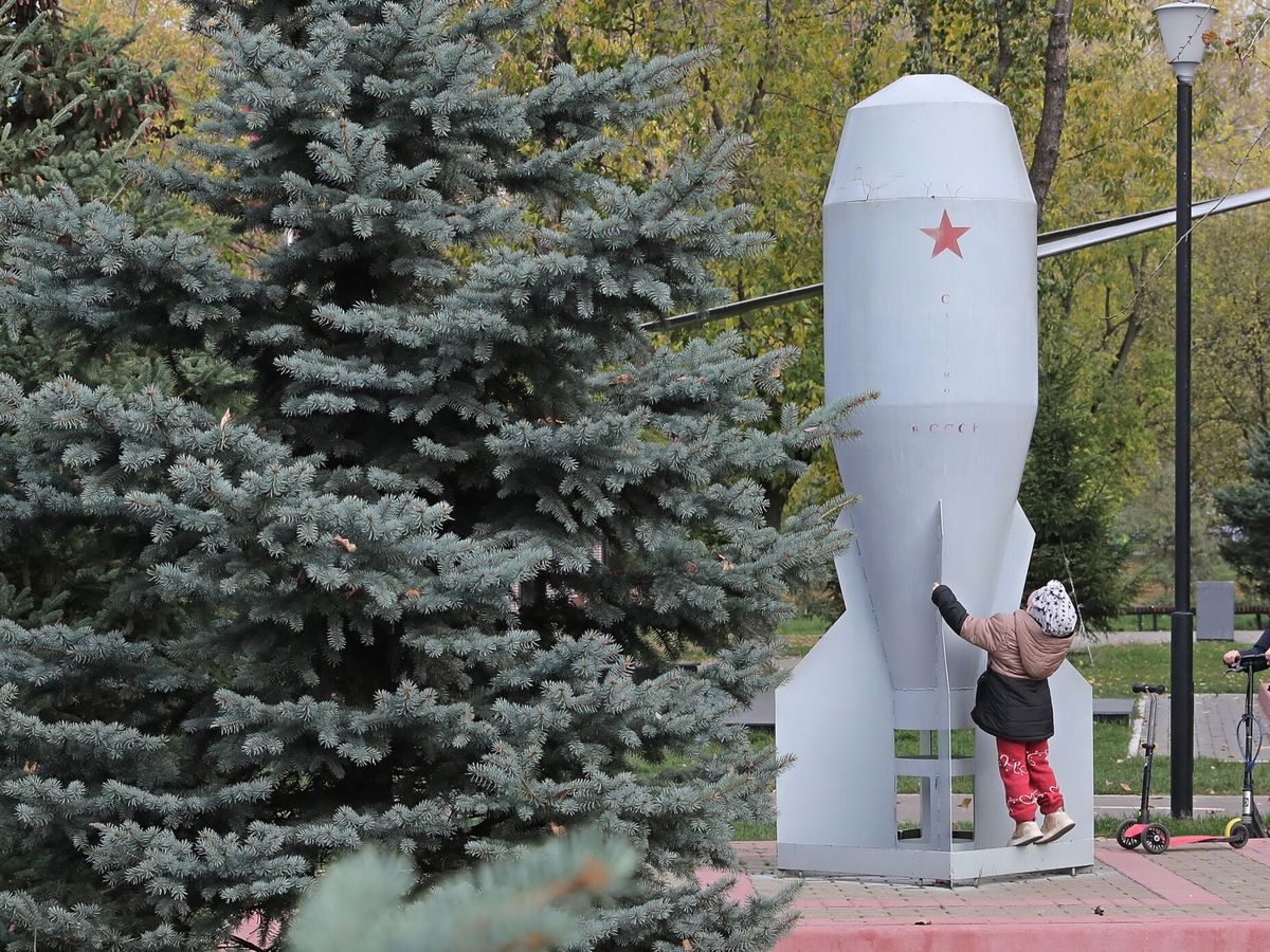 Foto: Monumento a la primera bomba nuclear táctica soviética de producción masiva Rds-4. (EFE/Maxim Shipenkov)
