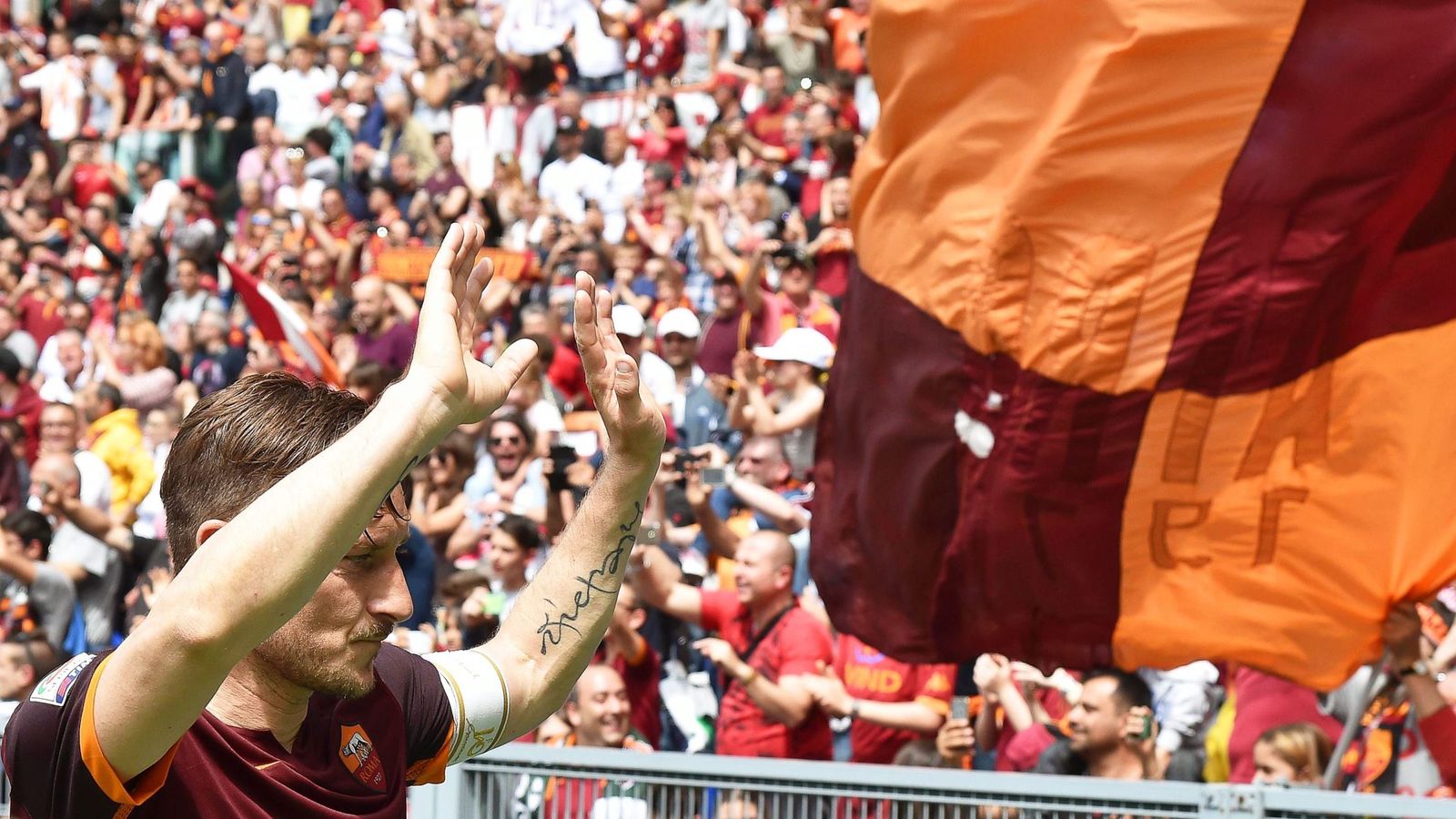 Foto: Totti saludando a la hinchada de la Roma. (Ettore Ferrari/EFE)