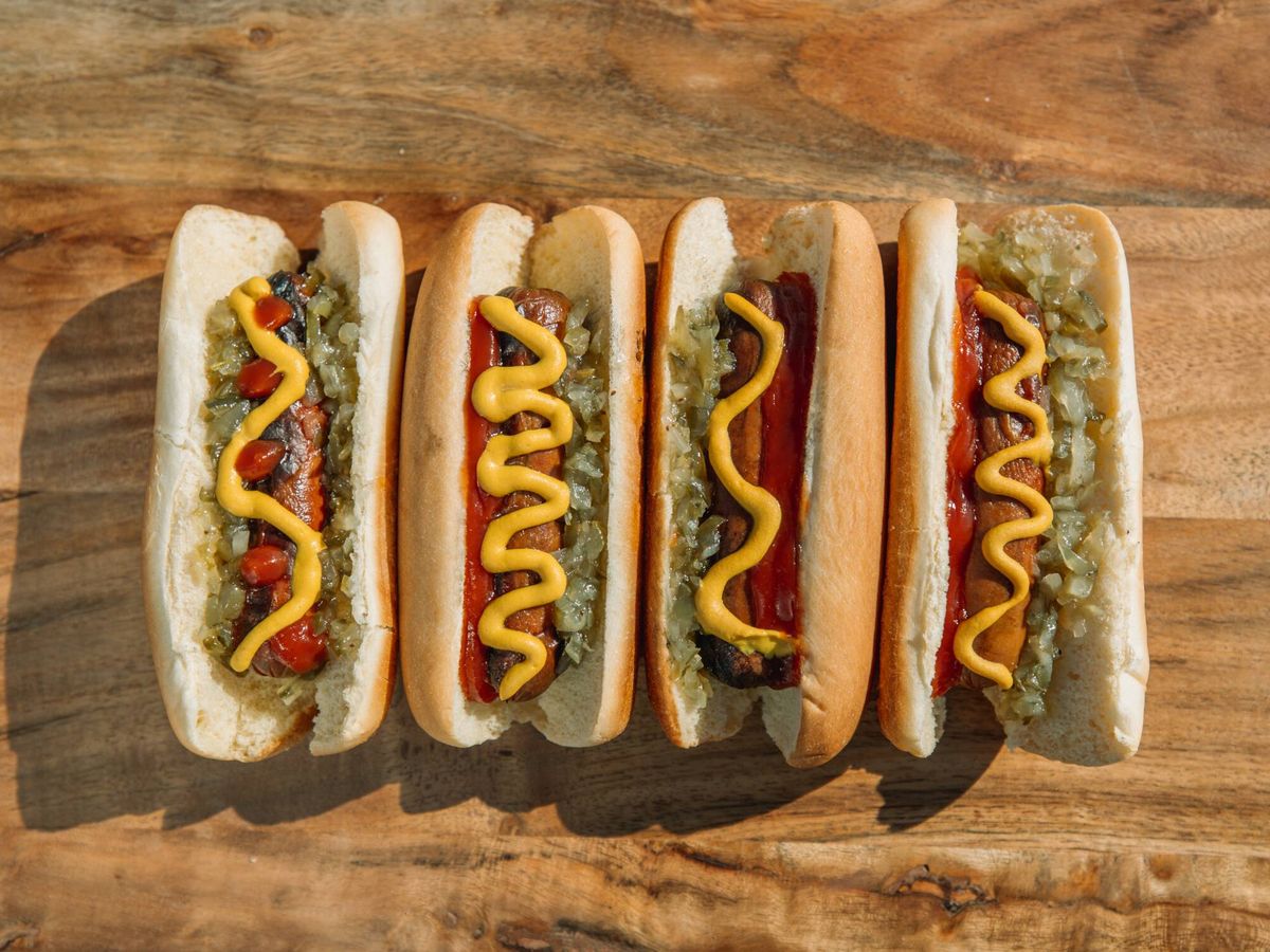 Foto: los 'hot dogs' nunca pasarán de moda y con estos restaurantes madrileños descubrirás la razón. (Unsplash/ Ball Park Brand)