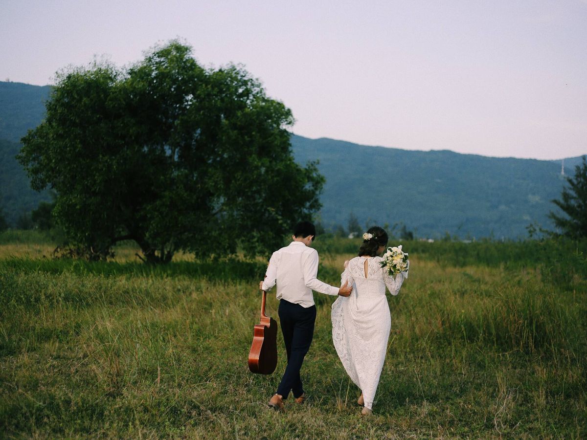 Foto: Cada vez son más los novios que apuestan por una boda sin protocolos. (Pexels/Sự Minh)