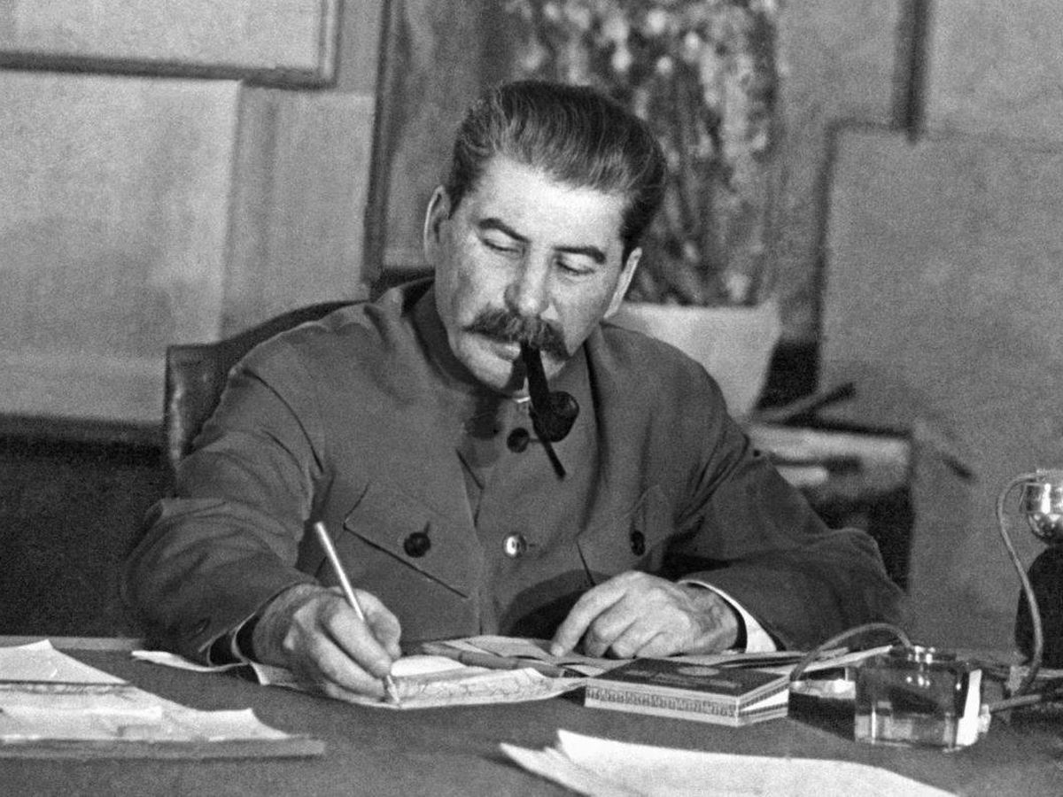 Foto: Stalin escribiendo una carta.