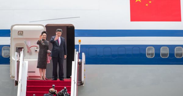 Foto: El presidente chino, Xi Jinping, saluda al abandonar Hong Kong tras una reciente visita. (EFE)