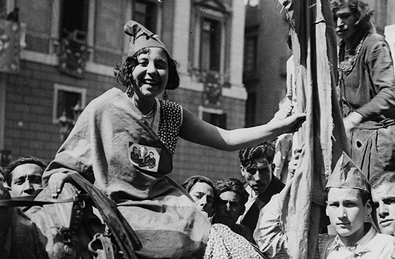 Celebración de la II República en la Barceloneta, el 14 de abril de 1931.