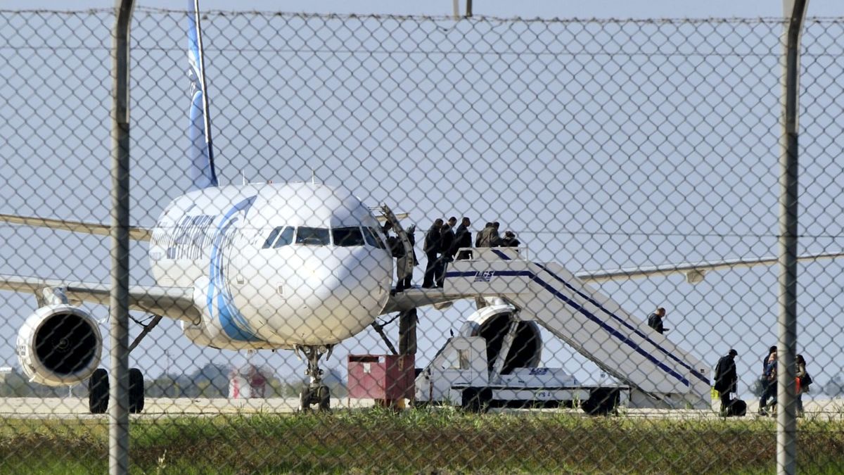 Detenido el secuestrador del avión de EgyptAir: "No es un terrorista, es un idiota"