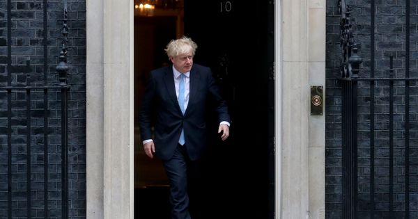 Foto: El 'premier' británico, Boris Johnson, saliendo del 10 de Downing Street. (Reuters)