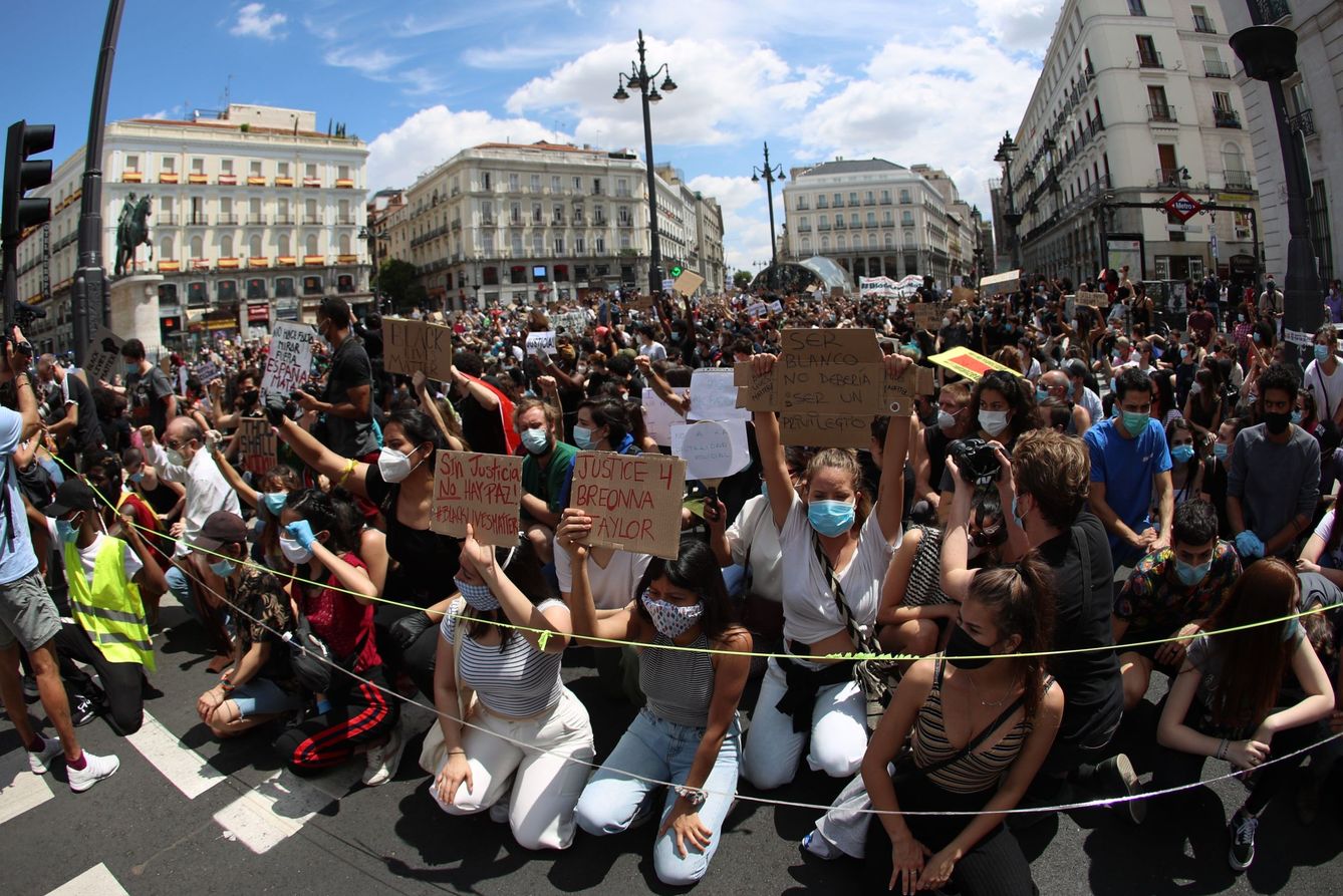 Manifestantes en la Puerta del Sol. (EFE)