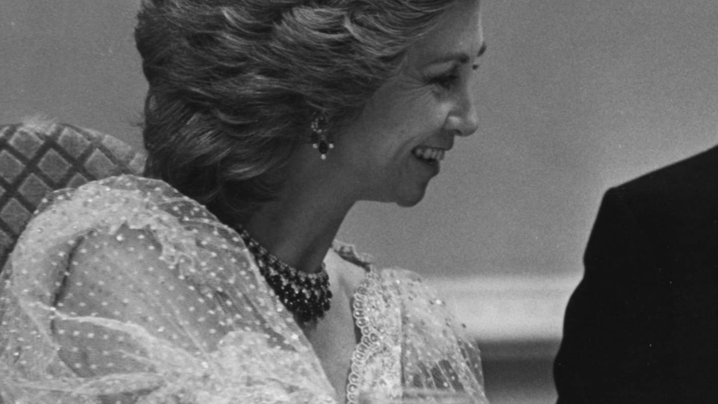La reina Sofía ha recurrido a su peinado para fijar sus tiaras. (Getty)