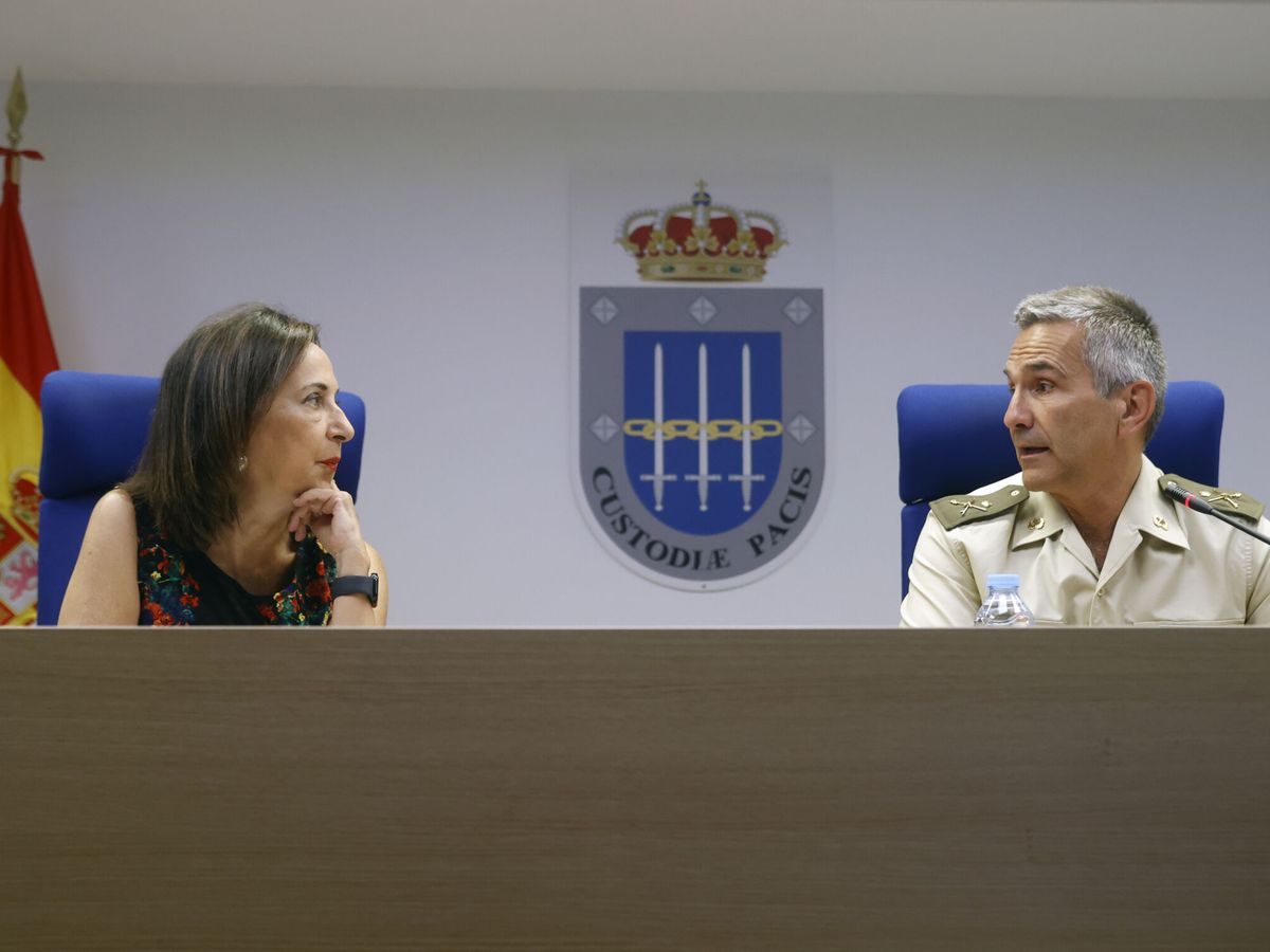 Foto: La ministra de Defensa en funciones, Margarita Robles, con el general de brigada, Carlos Prada Larrea, en una visita al Mando de Operaciones en la Base de Retamares (Madrid). (EFE/Juan Carlos Hidalgo)