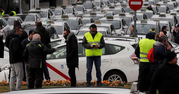 Foto: Concentración de taxistas en las inmediaciones del recinto ferial de Ifema, en Madrid. (EFE)