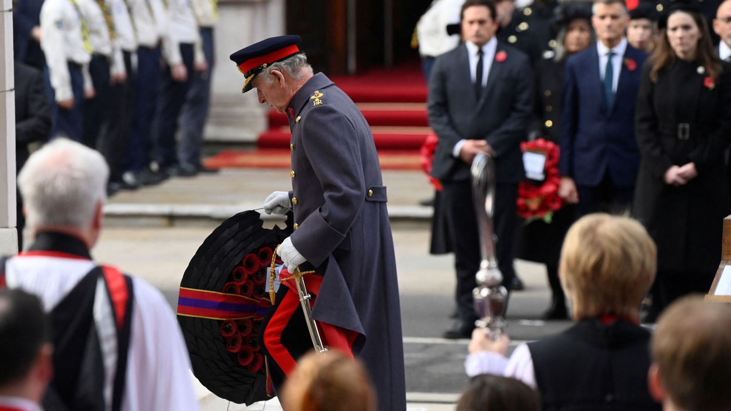 Carlos III, realizando la ofrenda floral.(Reuters/Pool//Toby Melville)