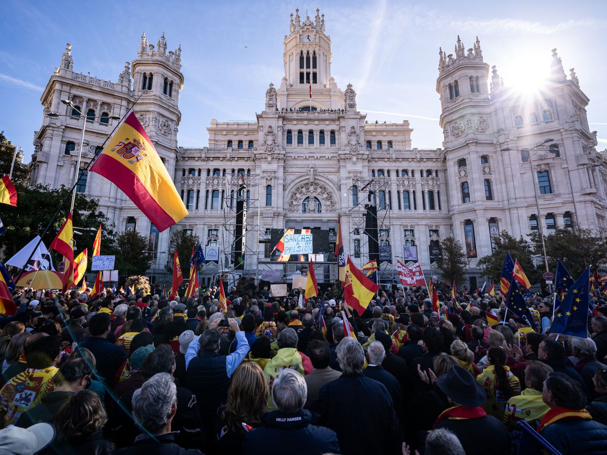 Foto: Manifestación convocada por la sociedad civil contra la amnistía el pasado domingo en Madrid (Diego Radamés / Europa Press)