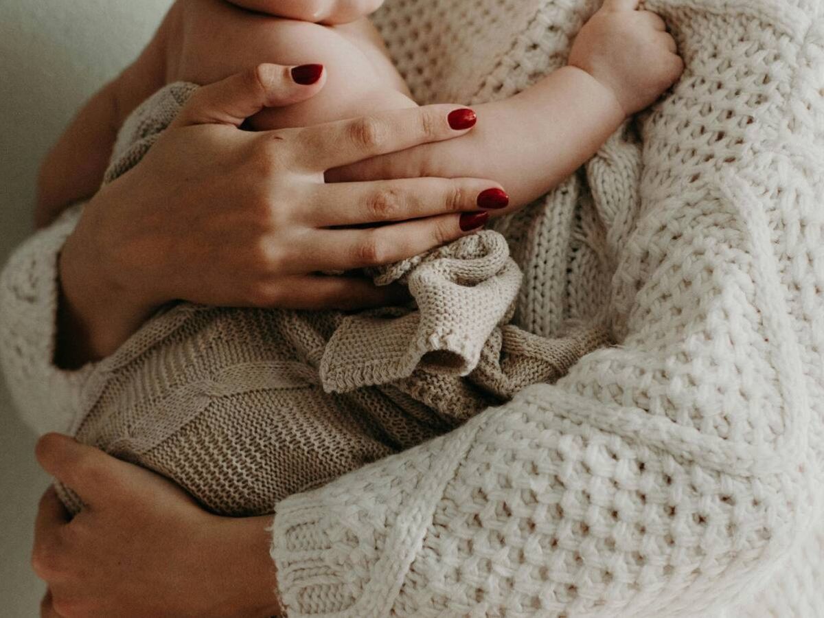 Foto: Cómo incluir la deducción por maternidad. (Pexels/Kristina Paukshtite)
