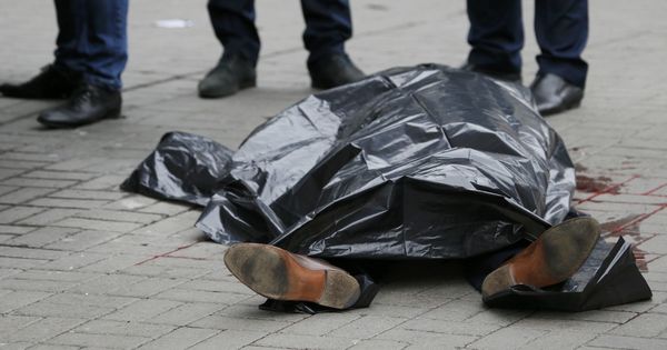 Foto: El cuerpo de Denis Voronenkov, cubierto tras ser asesinado. (Reuters)