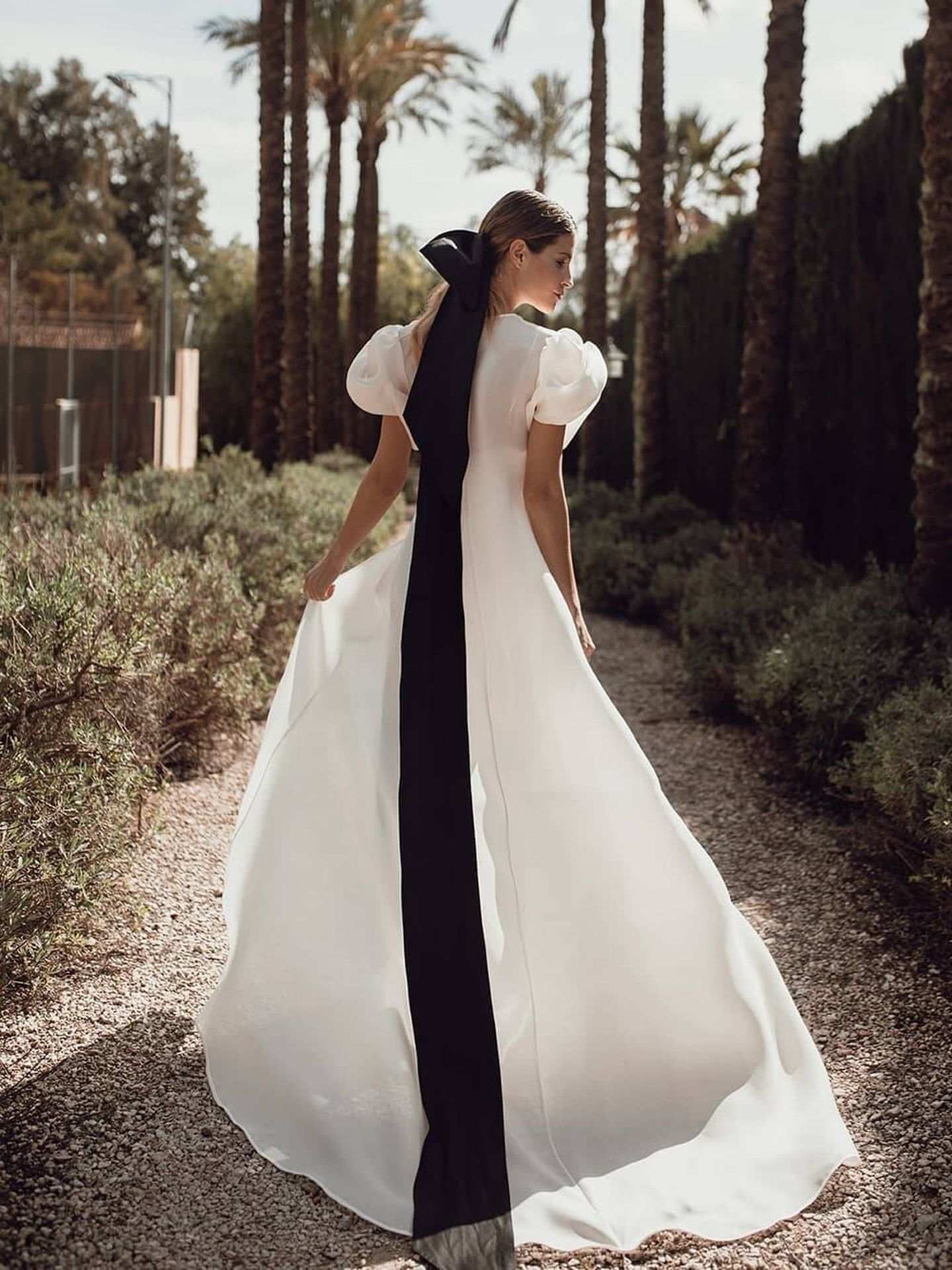Una novia con un maxilazo de color negro. (Instagram/ @elobjetivodesara)