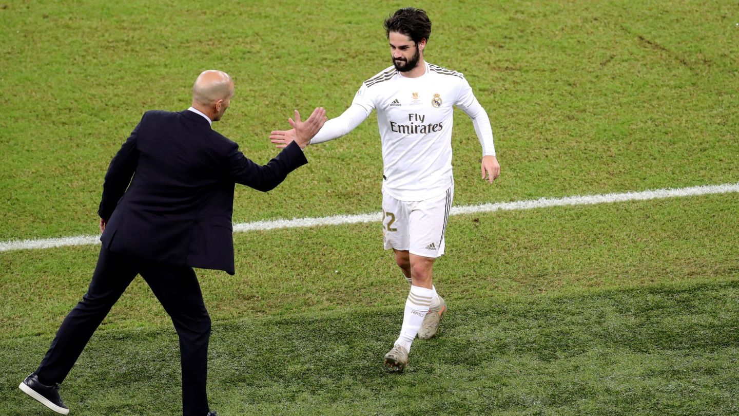 Zidane choca la mano de Isco tras ser sustituido. (Efe)