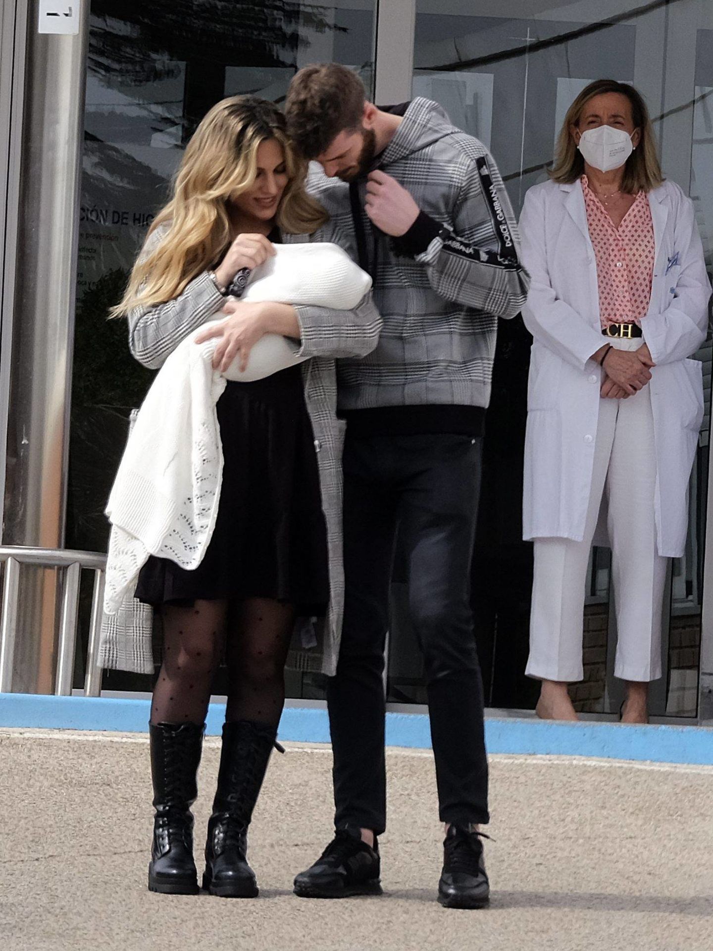 Edurne y David De Gea con su hija a la salida del hospital. (Cordon Press)