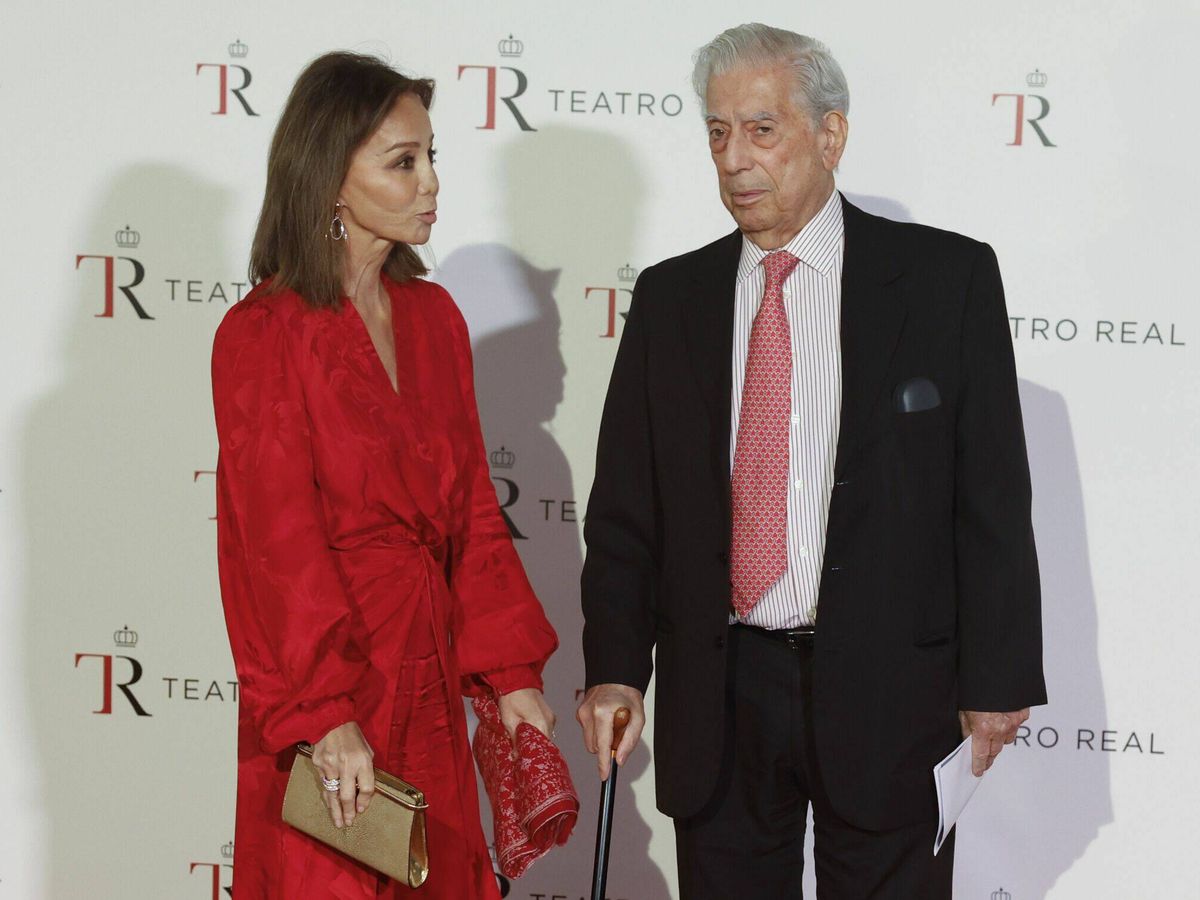 Foto: Mario Vargas Llosa e Isabel Preysler posan a su llegada a la representación de la ópera 'Aída'. (EFE/Juanjo Martín)
