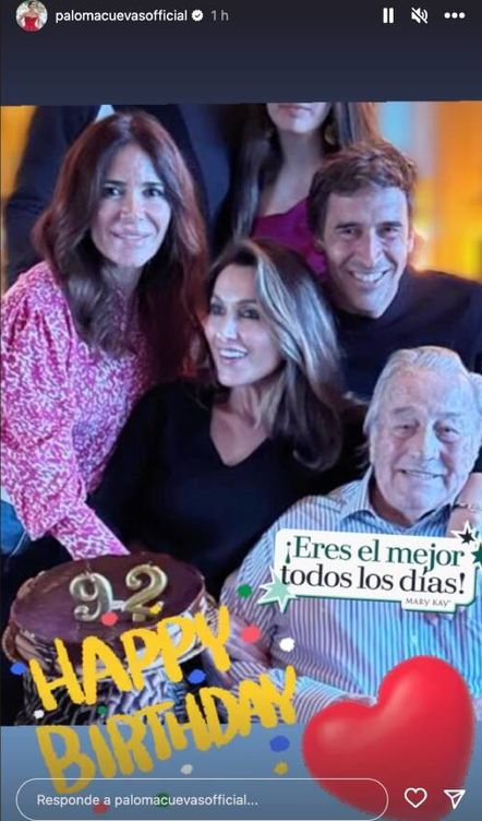 Paloma Cuevas, con su padre, Victoriano Valencia, Raúl González y Mamen Sanz, en un storie. (Instagram/@palomacuevasofficial)