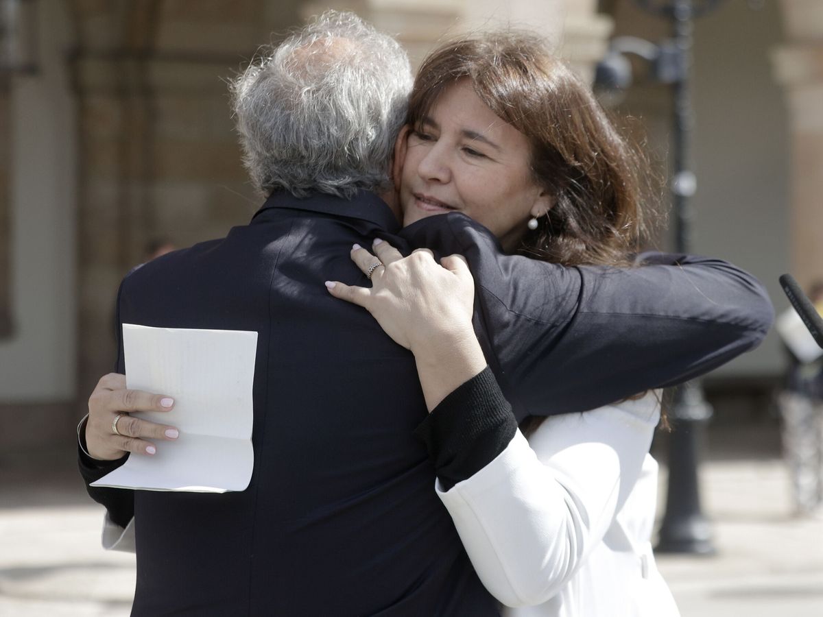 Foto: Laura Borràs abrazada a Quim Torra cuando se enteró de su sentencia. (EFE/Quique García)