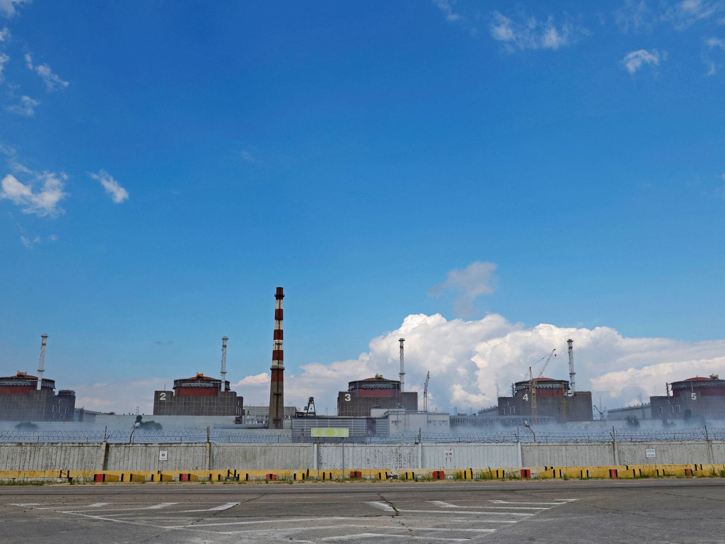 Cinco de los reactores de la planta nuclear de Zaporiyia. (Reuters)