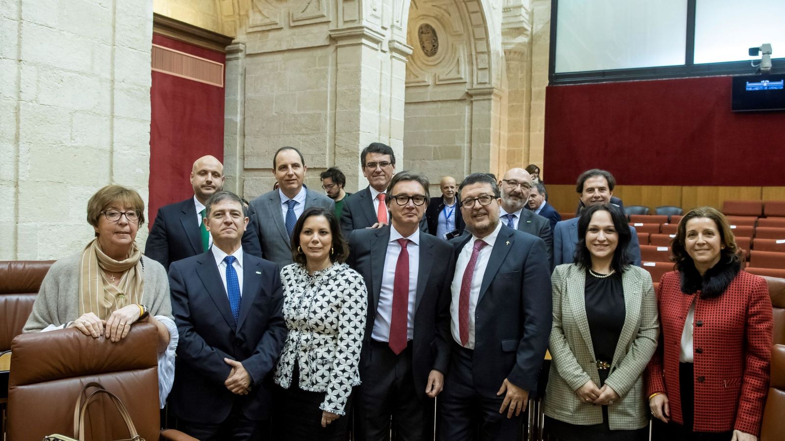 Foto: El grupo parlamentario andaluz de Vox posa tras la sesión constitutiva de la XI Legislatura del Parlamento de Andalucía en Sevilla. (EFE)