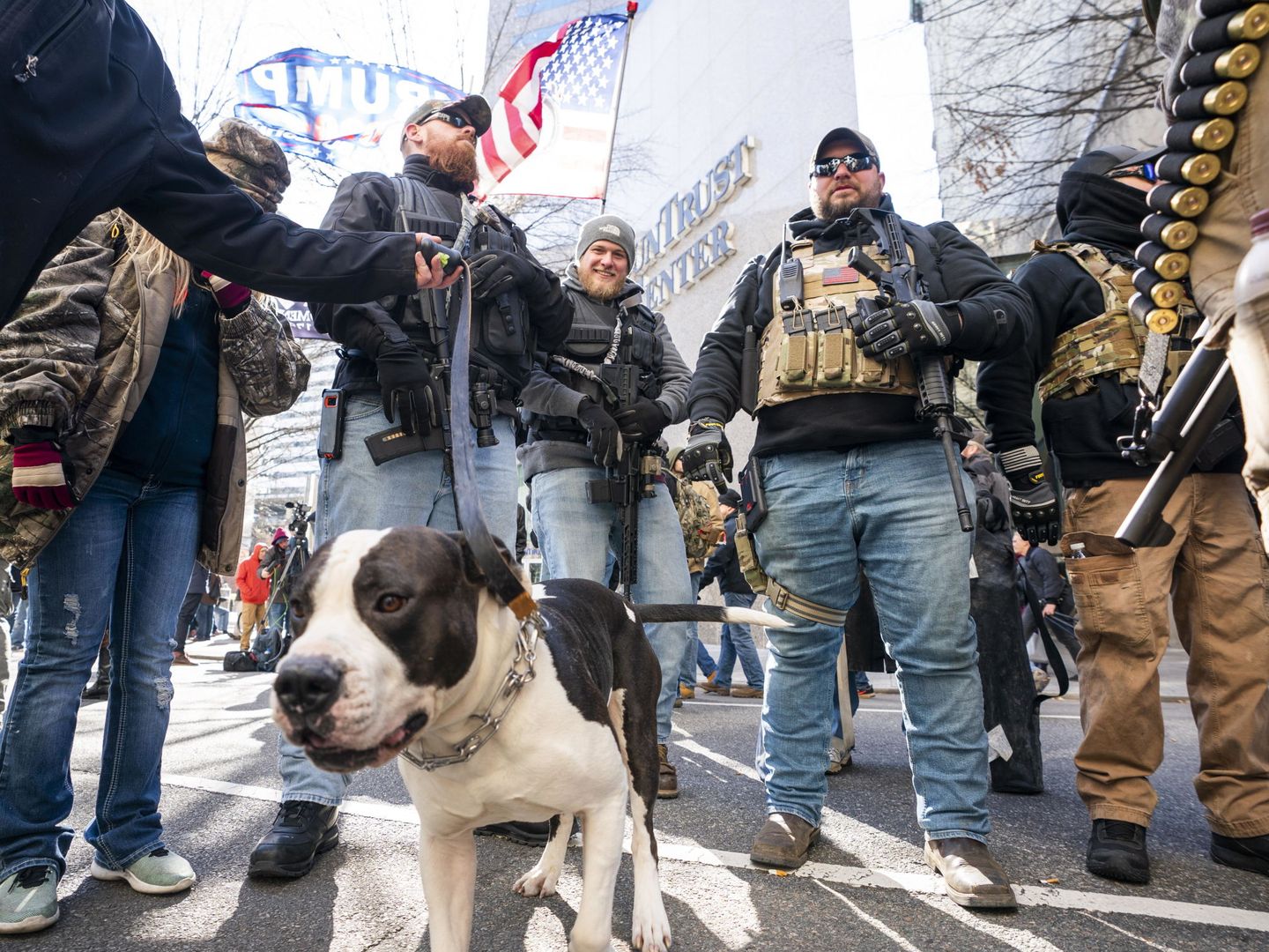 Manifestantes trumpistas fuertemente armados en Richmond, Virginia, el 20 de enero de 2020.
