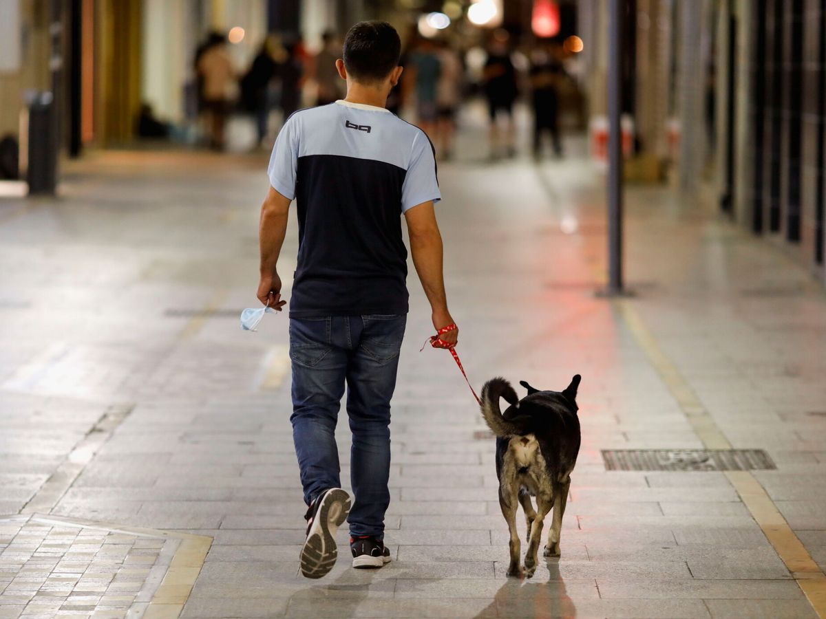 Foto: Un hombre camina por la calle el mismo día que la mascarilla dejó de ser obligatoria en exteriores en España. (Reuters) 