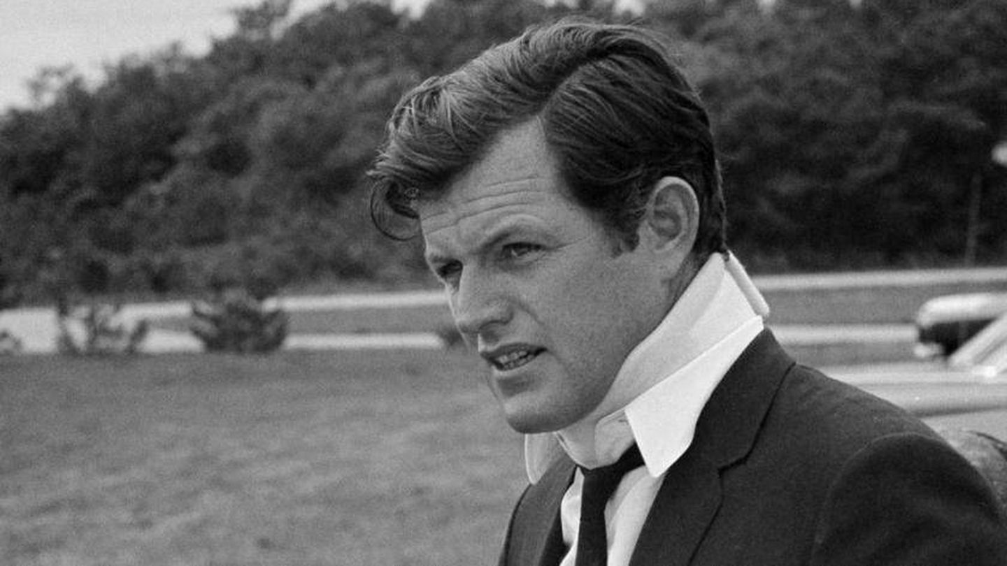 Ted Kennedy, con el collarín tras el accidente