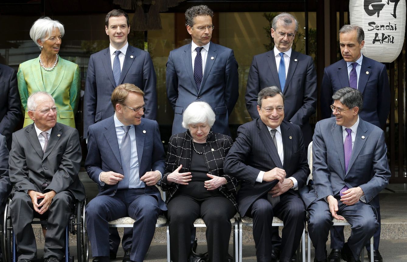 Asistentes a la cumbre del G7, reunión donde comparten mesa los ministros de Finanzas y gobernadores de los bancos centrales de las siete economías más desarrolladas y sus homólogos de la Unión Europea (UE). (EFE)