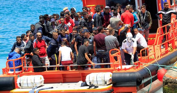 Foto: Inmigrantes rescatados por Salvamento Marítimo en Cádiz. (EFE)