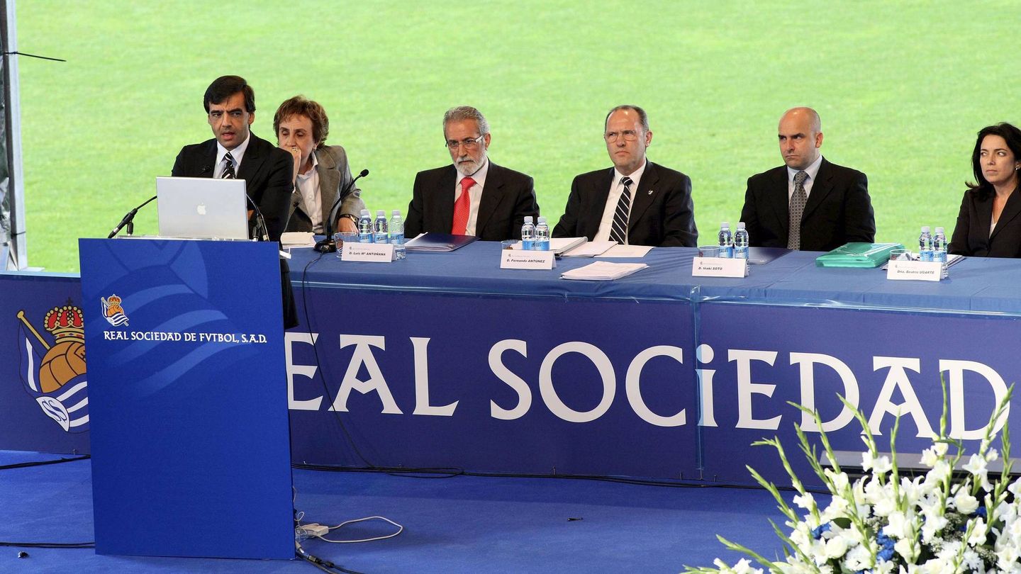 Iñaki Badiola en una Junta General Extraordinaria de Accionistas de la Real Sociedad. (EFE/Juan Herrero)