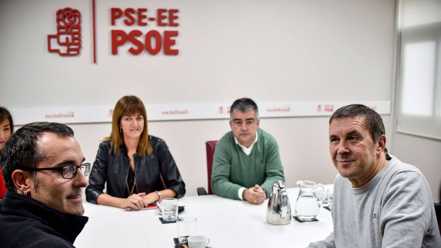 Delegaciones del máximo nivel del PSE-EE y EH Bildu, encabezadas Idoia Mendia (2 izda) y Arnaldo Otegi (dcha), respectivamente, durante la reunión celebrada en 2016. (EFE/Miguel Toña)