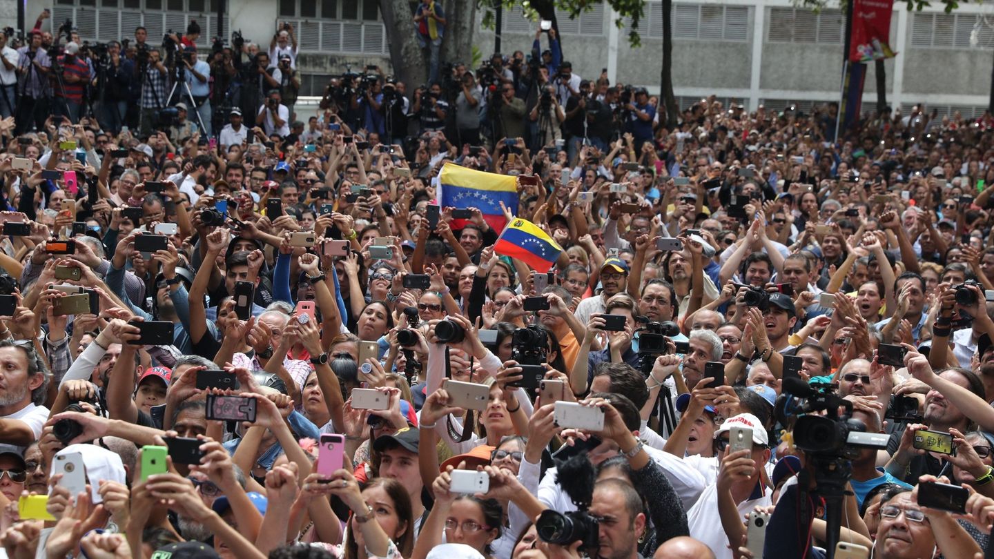 Cientos de personas escuchan el discurso de Guaidó en Caracas. (EFE)