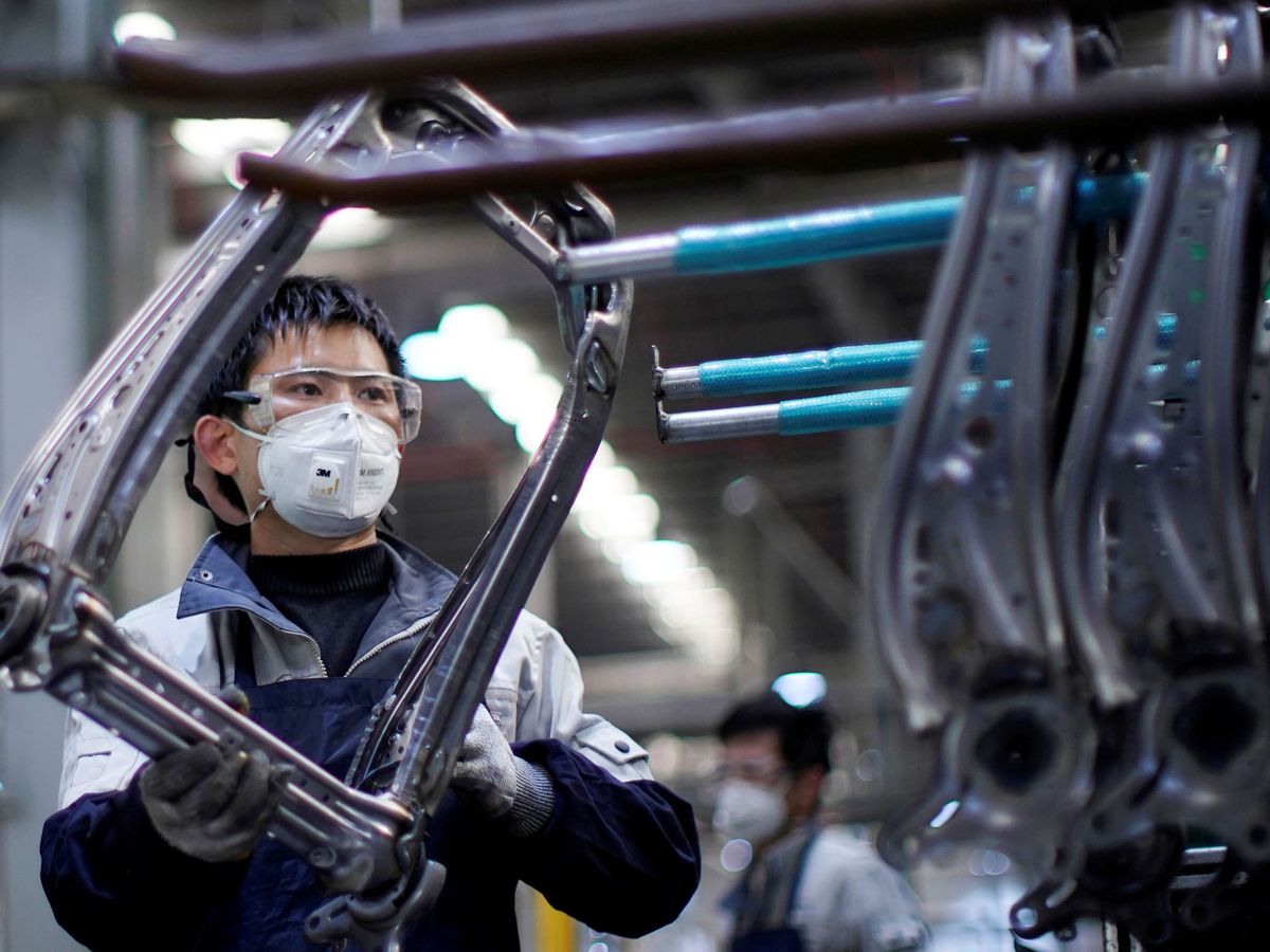 Foto: Un trabajador chino en una fábrica de coches. (Reuters)