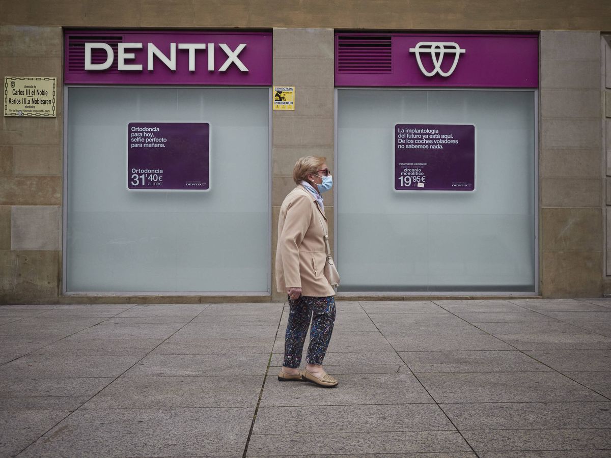 Foto: Una mujer pasea enfrente de una clínica Dentix. (EP)