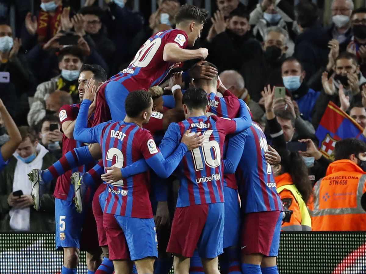 Foto: El Barça celebra el gol de Aubameyang. (EFE/Alberto Estévez)