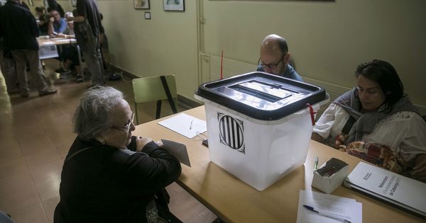 Foto: Un grupo de personas votan en el instituto Moisés Broggi de Barcelona. (EFE)