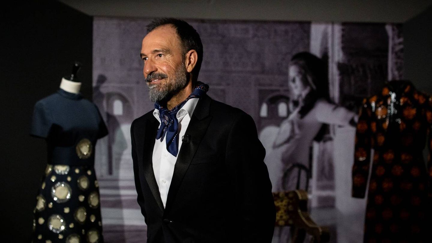 Eloy Martínez de la Pera, creador de la muestra 'Henry Clarke y la moda de España bajo el influjo de la Alhambra', es uno de los más respetados comisarios de arte de nuestro país. (Cortesía)