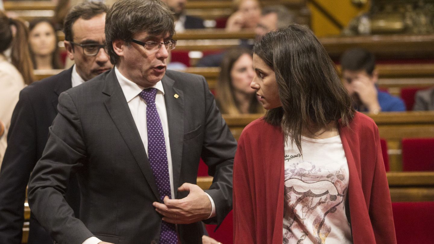 El presidente de la Generalitat, Carles Puigdemont, junto a la líder de Ciutadadanos, Inés Arrimadas. (EFE)