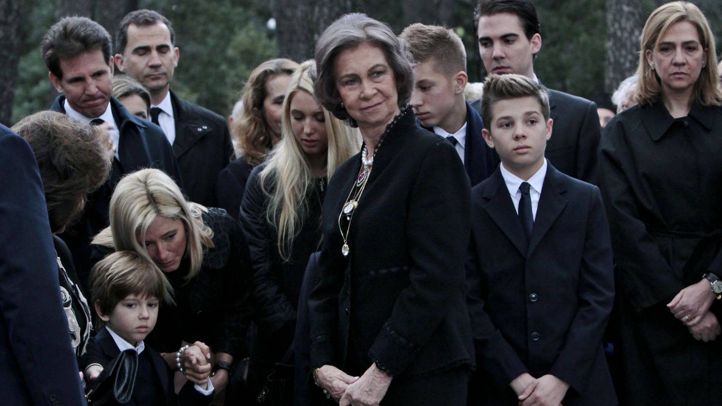 La reina Sofía con su familia griega, en el aniversario de la muerte del rey Pablo. (Gtres)