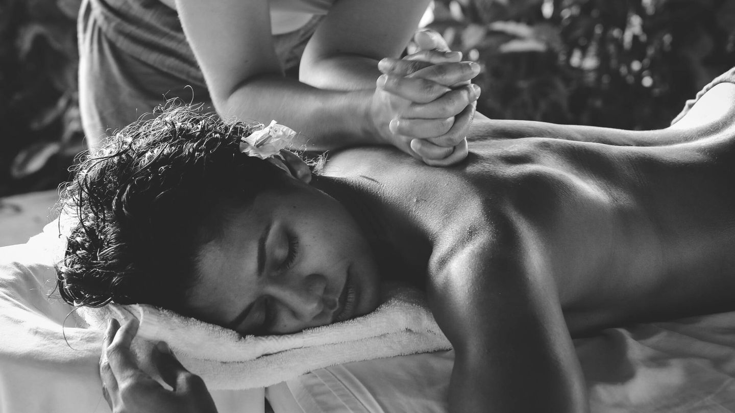 Un masaje corporal es un gran aliado para resetear los sentidos. (Ale Romo Photography para Unsplash)