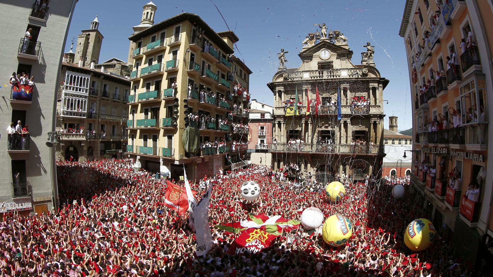 Foto: Miles de personas festejan con sus pañuelos San Fermín 2016. (EFE)