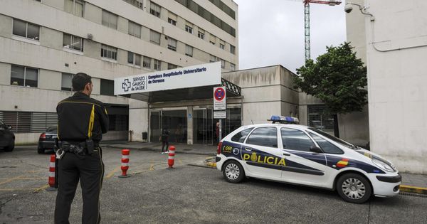 Foto: Imagen de archivo de un coche policial frente a un hospital de Ourense. (EFE)