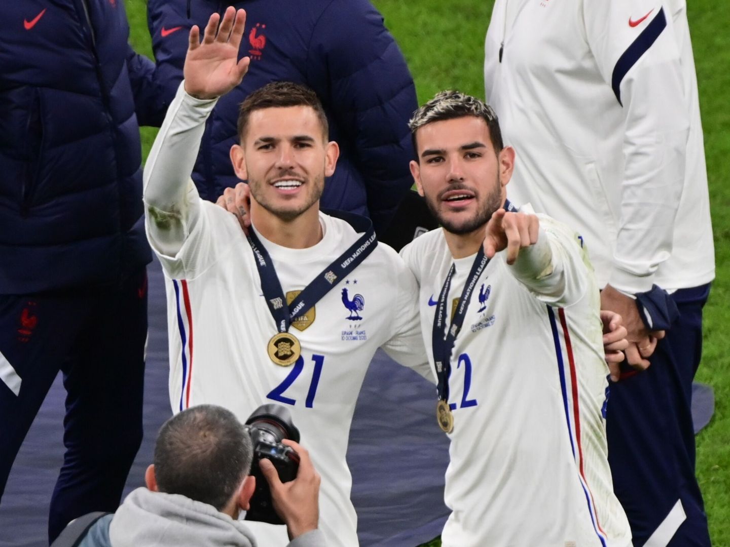 Lucas y Theo, los hermanos Hernández, celebran el triunfo con Francia en la Liga de Naciones. (EFE)