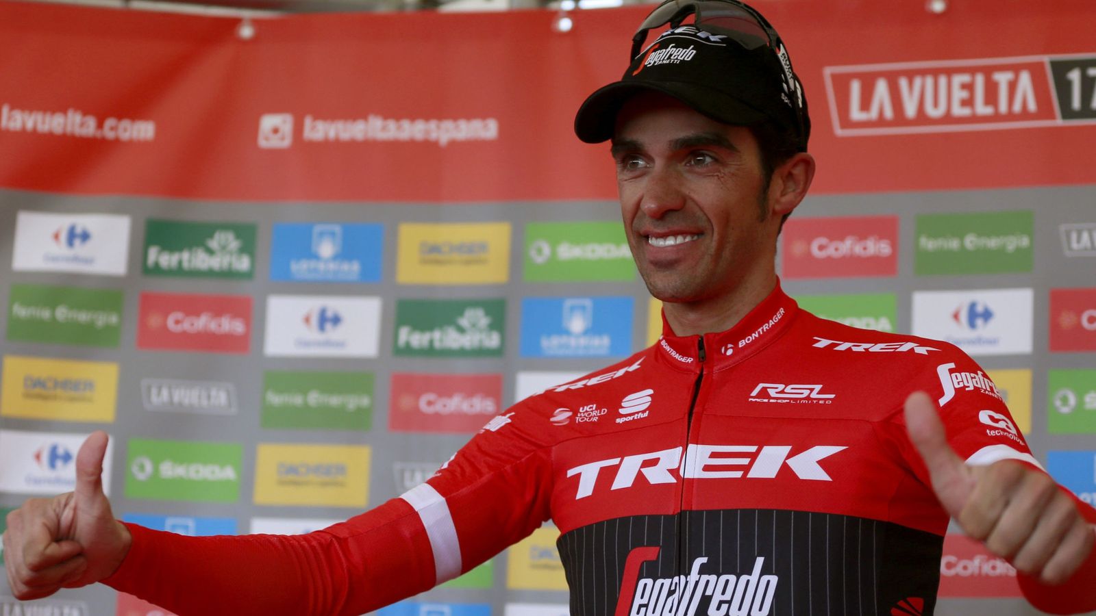 Foto: Alberto Contador celebra el podio su victoria de este sábado en el Angliru. (EFE)