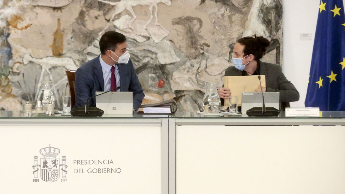 Foto: El presidente del Gobierno, Pedro Sánchez (izq), conversa con el vicepresidente segundo, Pablo Iglesias, durante un Consejo de Ministros. (EFE)