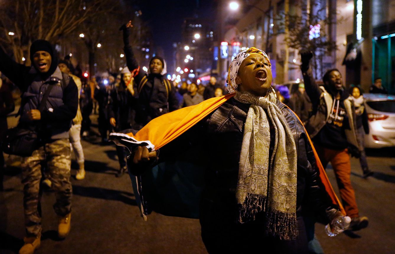 Ciudadanos protestan en Chicago tras la difusión de un vídeo sobre la muerte de un joven afroamericano a manos de la policía, el 24 de noviembre de 2015. (Reuters)