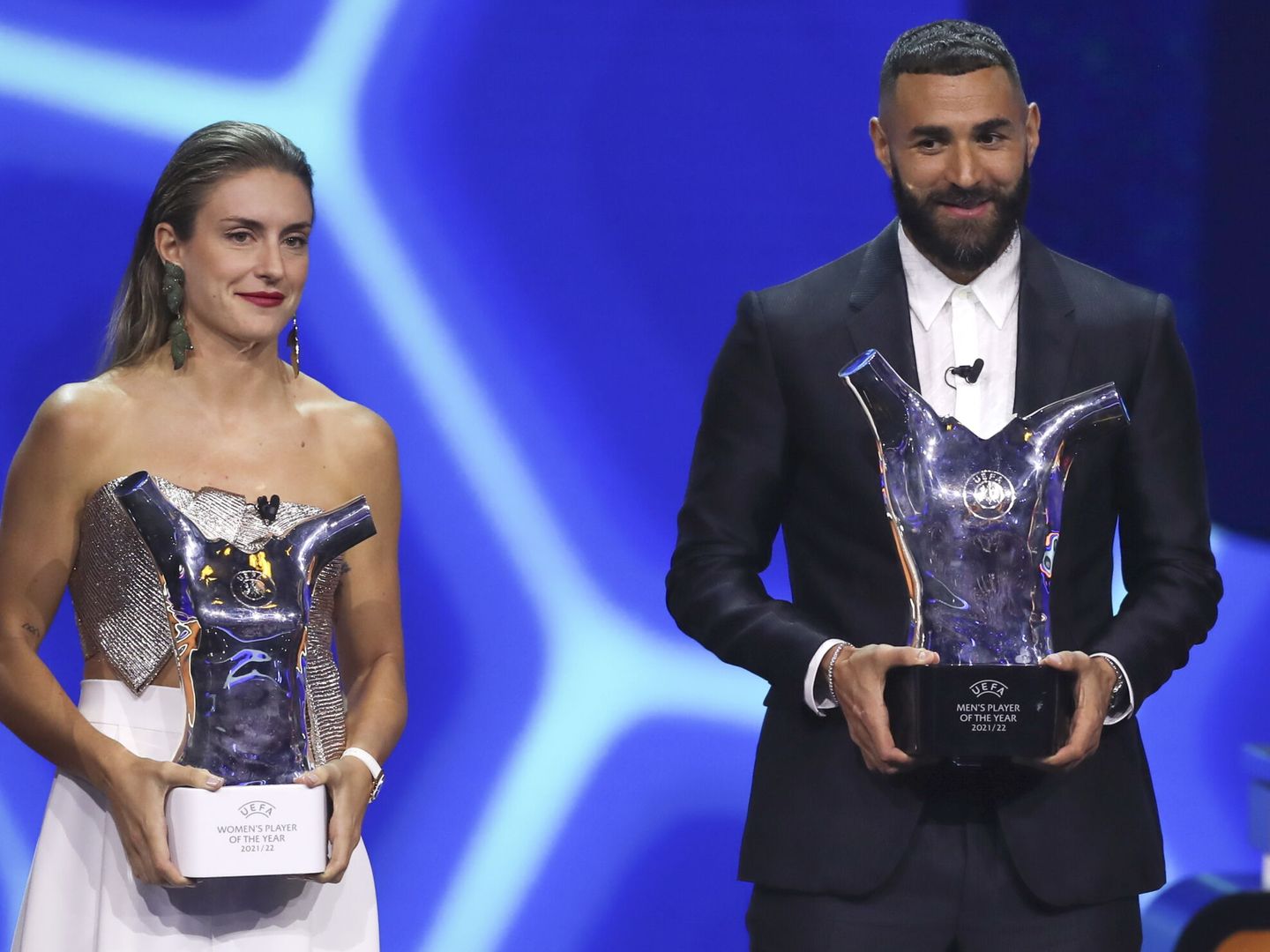 Putellas, junto a Benzema, con el premio a la mejor jugadora de Europa. (EFE/Sedat Suna)