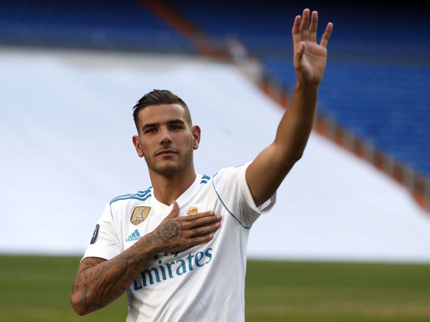 Theo Hernández saludo a la afición con la camiseta del Real Madrid (Reuters).